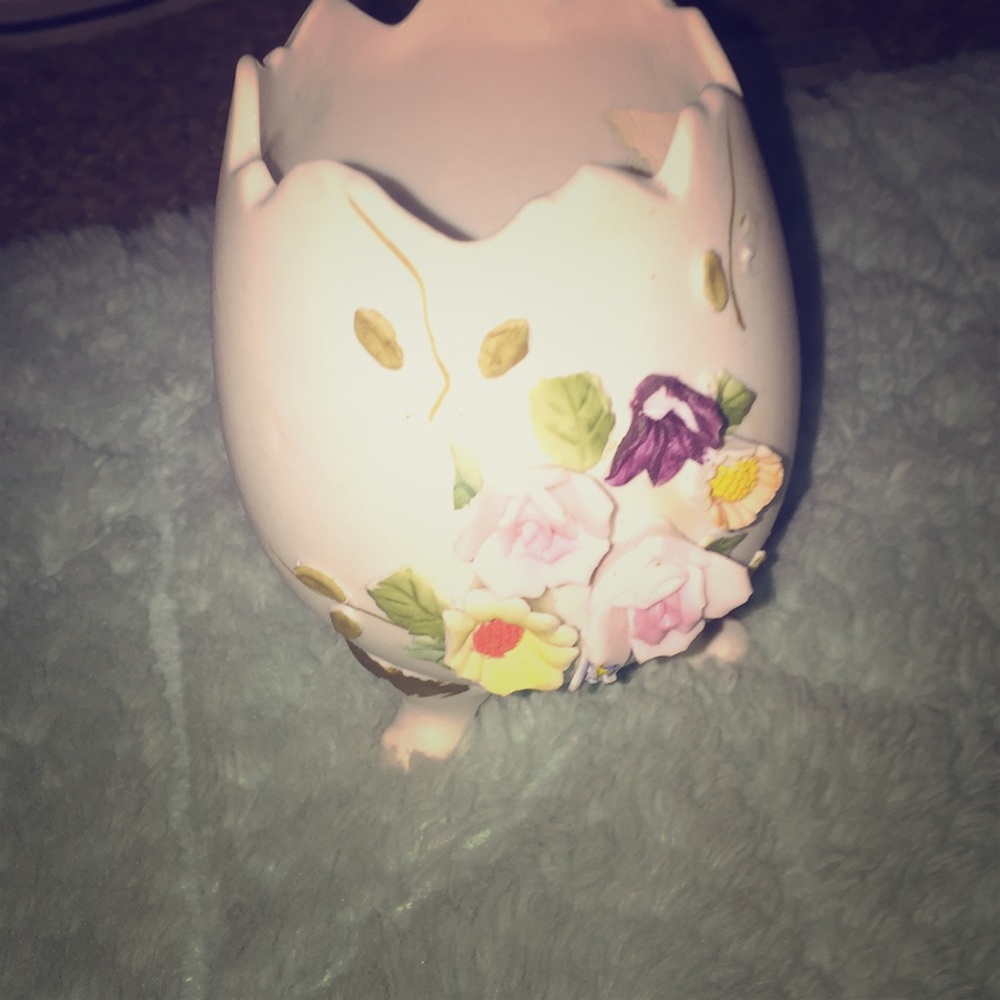 Hey I’m selling a antique cute egg 🥚 pencil cup